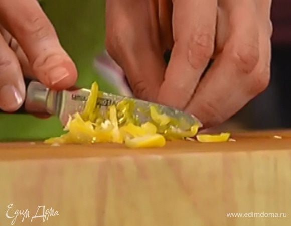 Перец чили, удалив семена, мелко нарезать.