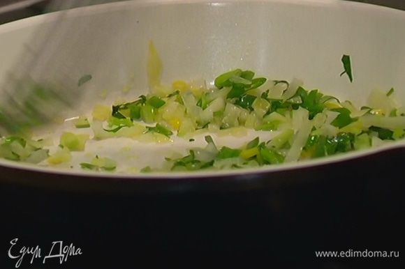 В сковороду с луком и чесноком добавить чили, зеленый лук и кинзу.
