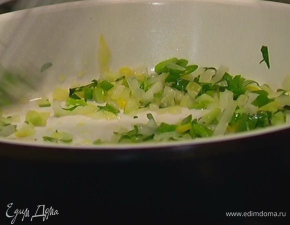 В сковороду с луком и чесноком добавить чили, зеленый лук и кинзу.