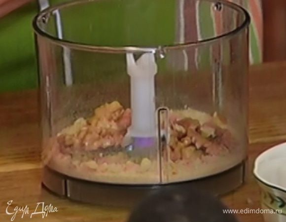 Добавить грецкие орехи и измельчить все в мелкую крошку.