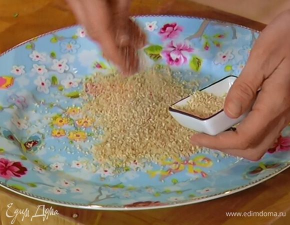 Небольшую часть сухарей высыпать на тарелку, добавить кунжутное семя и перемешать.