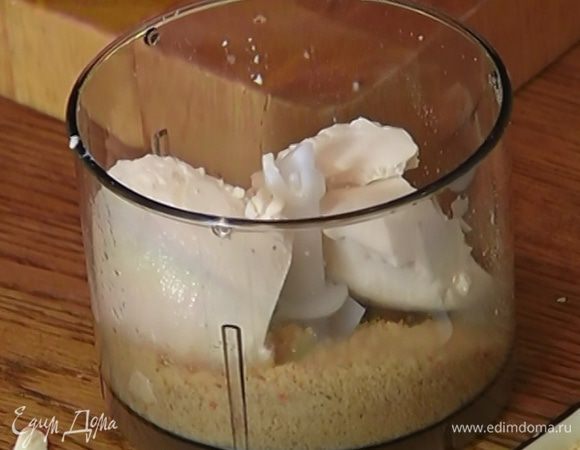 В чашу блендера с сухарями выложить тофу и все взбить.