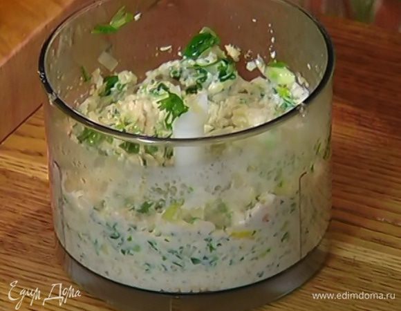 Добавить обжаренный лук с зеленью и еще немного взбить.