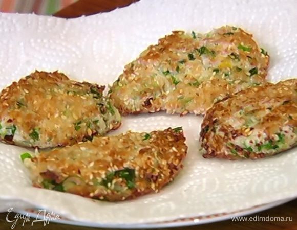 Обжарить биточки с двух сторон до золотистой корочки, затем выложить на бумажное полотенце, чтобы убрать излишки жира.