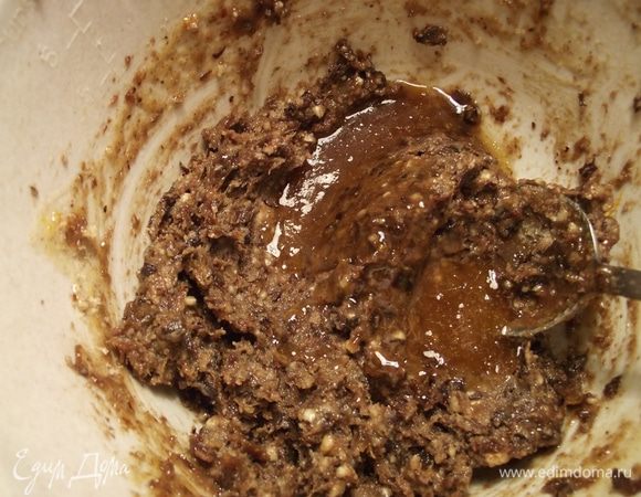 Снимаем с плиты и добавляем к ореховой массе и перемешиваем.