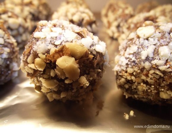 Отправляем шарики на фольгу и в холодильник охлаждаться на несколько часов.