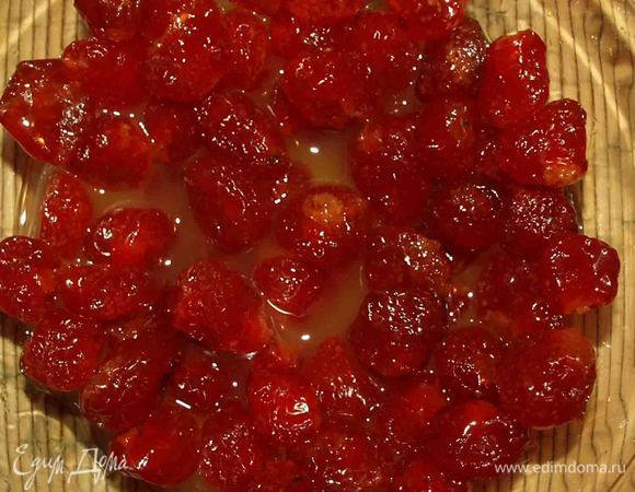 Сушеную вишню заливаем апельсиновым соком и оставляем на 2 часа или в идеале на ночь. Можно замочить ликером или коньяком.