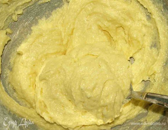 Размягченное масло взбиваем с сахаром. Яйца взбалтываем и постепенно добавляем в масло. Чтобы не расслоилось добавляем немного муки. Взбиваем до кремообразного состояния