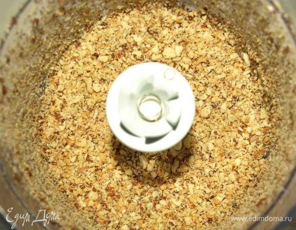 Миндаль измельчаем.