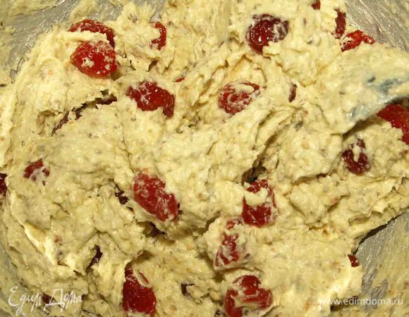 Размоченную вишню, миндаль, ванильный сахар, разрыхлитель соединяем с маслом и яйцами. Хорошо замешиваемым. 