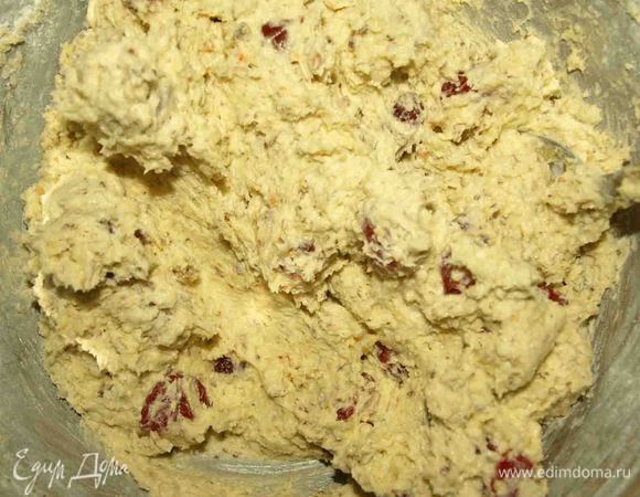 Добавляем оставшуюся муку и хорошо вымешиваем, распределяя равномерно вишни.