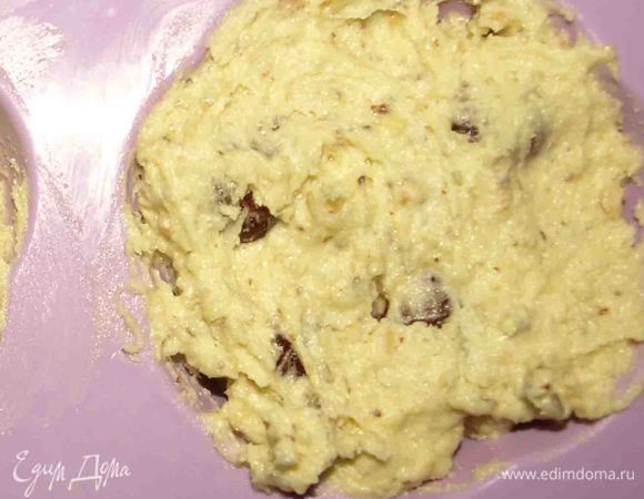 Наполняем формы для кексов. Отправляем в заранее разогретую до 180 градусов духовку. Выпекаем 15-20 минут. В зависимости от возможностей вашей духовки. 
Можно взять большую форму для кекса. Выпекать 50-60 минут в разогретой до 180 градусов духовке.
Готовые кексы оставить до полного остывания в форме. Они получаются хрупкие, пока не остыли.