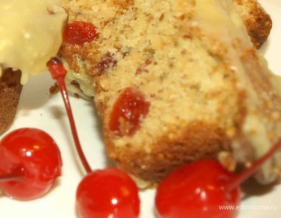 Кексы сверху смазываем ганашем, украшаем коктейльной вишней. 