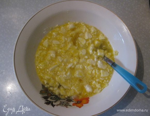 Масло или маргарин растереть с сахаром. Добавить яйца и перемешать.