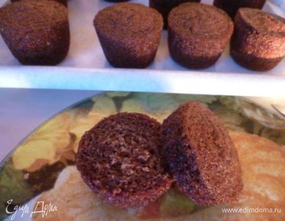 Тесто выложить в формы для кексов (до 2/3 объема формы, так как тесто поднимется).
Выпекать при температуре 180 градусов около 20 минут (ориентируйтесь по своей духовке).
Готовые пирожные охладить, затем разрезать каждое пирожное по оси.