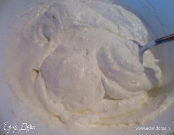 Крем:
Желатин замочить.
Творог растереть вилкой или протереть через сито.
Сливки или сметану взбить с сахаром.
Соединить творог со сливками/сметаной.
Ввести распущенный желатин, взбить.