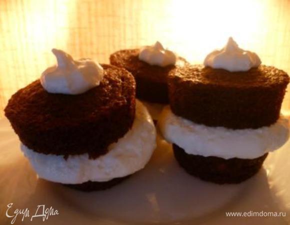 Крем выложить на нижнюю часть пирожного (примерно по 2 чайных ложки), накрыть верхней частью.
Украсить верх оставшимся кремом.
Убрать в холод до застывания крема.