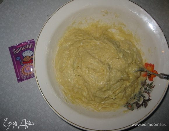 Добавить муку, ванилин и 1 ч.л. соды гашеную уксусом (или 2 ч.л. разрыхлителя). Замесить тесто.
