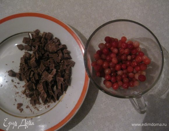 Шоколад нарезать кубиками 0,5 *0,5 см. Подготовить бруснику.