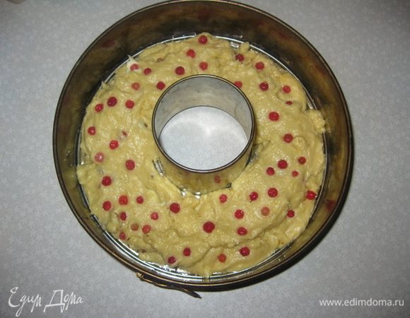 Тесто разделить на 2 части. В одну из них добавить шоколад, перемешать.
В другую часть добавить бруснику, перемешать.
Форму смазать растительным маслом. Выложить тесто с шоколадом. На него выложить тесто с брусникой, не перемешивать.
Поставить в разогретую до 180 градусов духовку. Выпекать 25-30 минут.