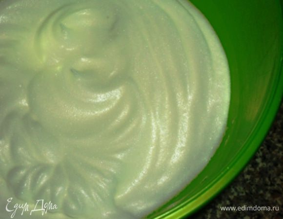 Первым делом надо включить вафельницу, пока готовим тесто она успеет разогреться. Белки отделить от желтков и взбить с щепоткой соли в крепкую пену.
