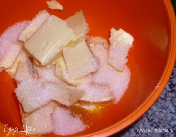 Желтки растереть с сахаром и размягченным маргарином. 
