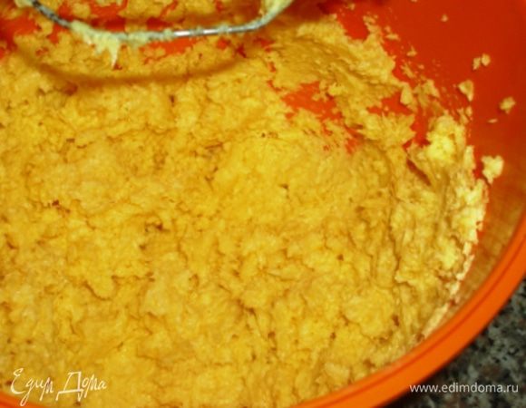 Добавить коньяк и ванилин, ввести муку и разрыхлитель, перемешать до однородности.
