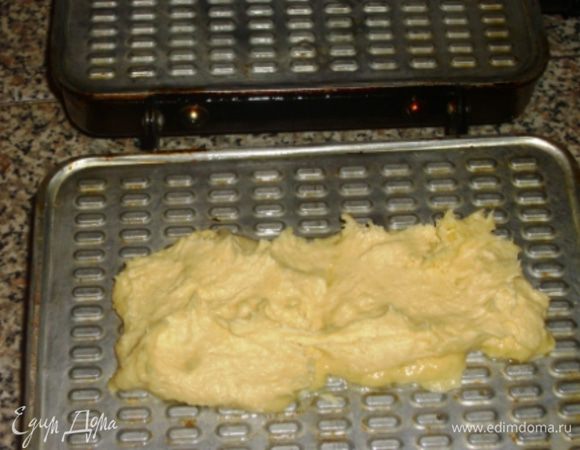 Я смазала поверхность только один раз в самом начале, тесто содержит жир, поэтому работать с ним комфортно, ничего не прилипает. Выложить две ложки теста, немного его распределить и закрыть крышку. Я её немного прижимаю в самом начале. Минуты через 3-4 вафелька готова. Важно не передержать, нам нужны нежные и мягкие коржи.
