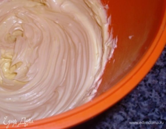 Готовим крем.  Он простой и вкусный, главное, чтобы продукты для него были  высокого качества. Взбить сливочное масло, оно должно стать пышным и светлым. Постепенно ввести сгущенное молоко, с последней ложкой добавить ванилин и коньяк.
