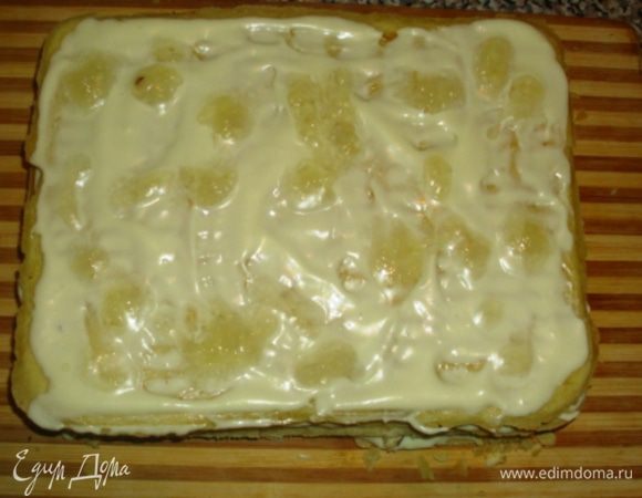 Накрыть вторым коржом, смазать его кремом и выложить сверху, равномерно распределив, две-три чайные ложки лимонной начинки (можно заменить любой кисловатой ягодой). 
