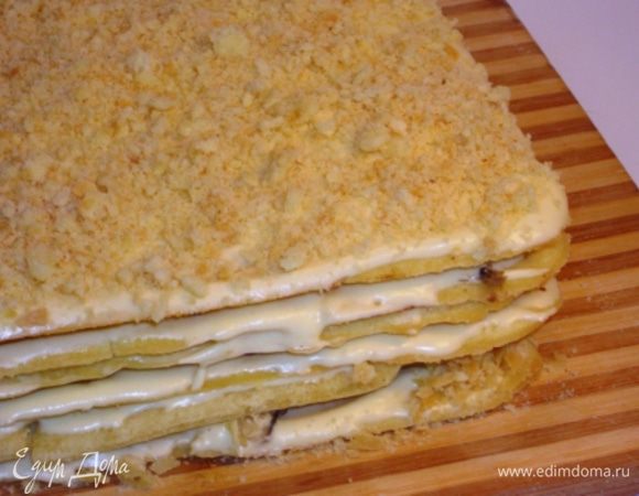 Собрать торт, смазывая каждый корж кремом и чередуя добавки. Верхний корж слегка прижать, нанести крем и обильно посыпать крошкой. Отправить торт в холодильник на ночь, а лучше на сутки. 
