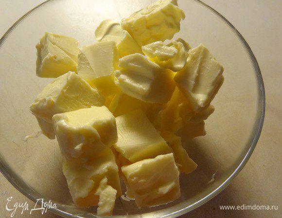Маргарин порежем кубиком и оставим растапливаться при комнатной температуре.