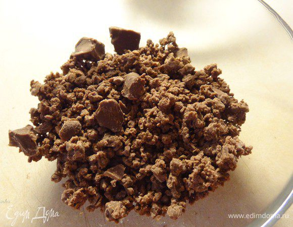 Вторую половину измельчим покрупнее для добавления в тесто.