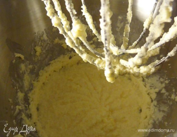 Взобьем растаявший маргарин с сахаром. Добавим по одному яйца.