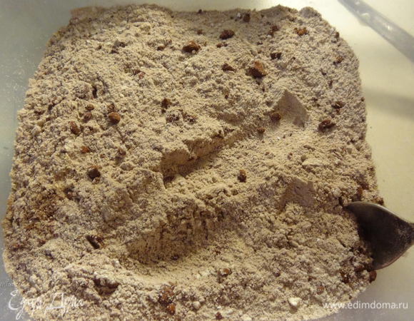 Отдельно смешаем сухие ингредиенты: муку, какао, разрыхлитель и ванильный сахар.