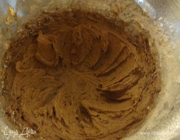 Добавим сухие ингредиенты в тесто. Долго не вымешивать! Просто смешать.