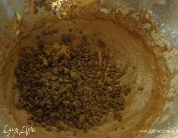 Добавим молоко в общую массу.
В конце добавим крупно-измельченный шоколад. У меня получилась очень воздушная масса, по структуре напонимающая шоколадный мусс. Так и хотелось взять ложку и уже приступить к дегустированию)))

Главное, после добавления к тесту сухих ингредиентов долго не взбивать. Наша цель - просто ввести недостающие ингредиенты в тесто. Тогда вы получите нужную, муссовую структуру будущих маффинов.