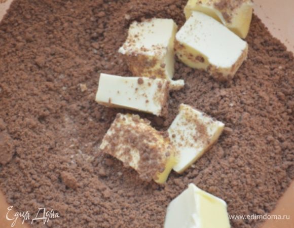 Смешать с мягким сливочным маслом, растереть руками.