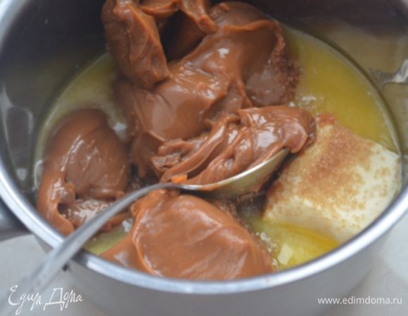 В ковшике смешиваем масло, варенку, коричневый сахар (если у вас такого нет, берите обычный, но его кол-во я бы уменьшила, так как белый сахар более сладкий) и начинаем подогревать на среднем огне. 