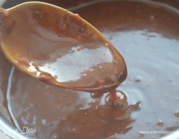 Варим до тех пор, пока сахар не растворится и масса не станет однородной и тягучей.