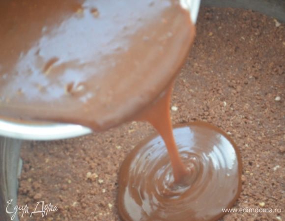 Смешать шоколад и карамельную начинку,посолить и аккуратно вылить на застывший корж. Корж должен постоять до этого момента примерно 20 минут в морозилке. Убираем тарт обратно в морозилку на 10 минут.