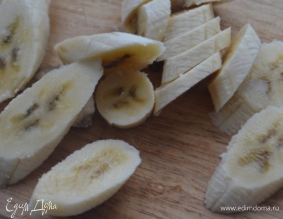 Бананы режем кружочками.