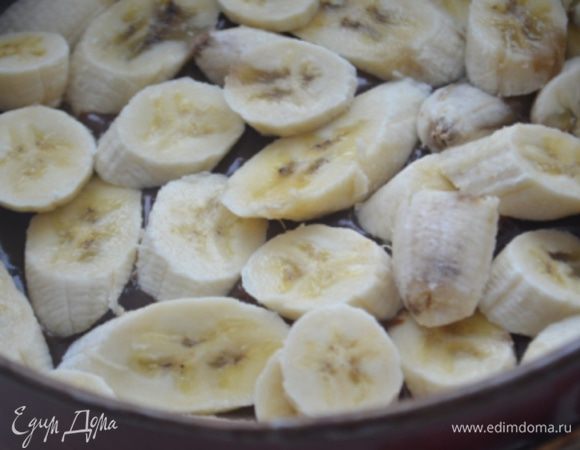 Раскладываем их на начинке ровным слоем.