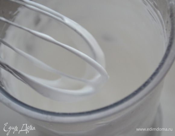 Включаем плиту на максимум то есть 22-230 гр и занимаемся меренгой. Взбить охлажденные белки с щепоткой соли до мягких пиков, затем постепенно всыпаем пудру и еще раз взбиваем.