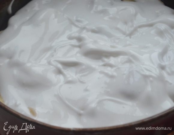 Выкладываем меренгу на бананы и разравниваем. Можно сформировать узоры.