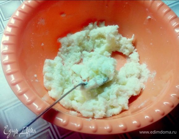 Мягкий маргарин растираем с сахаром.