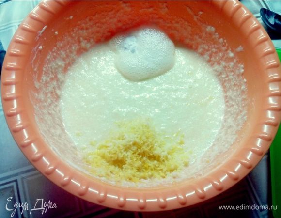 Добавляем цедру, соду и гасим её соком лимона. Всё хорошо вымешиваем.