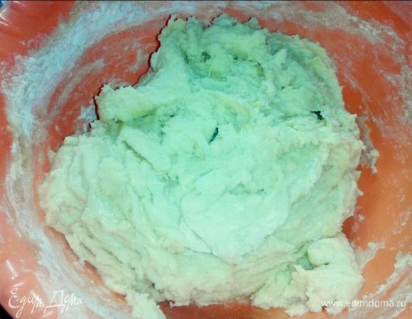 Замешиваем тесто и ставим на холод  на 1 - 1,5 часа. 
