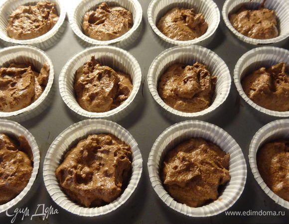 Выложим тесто в формочки. 