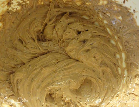 Пока наши маффины остывают, сделаем для них покрытие. Для этого растопим на водяной бане или в микроволновке шоколад. Взобьем Филадельфию немного миксером и добавим к ней растопленный шоколад.